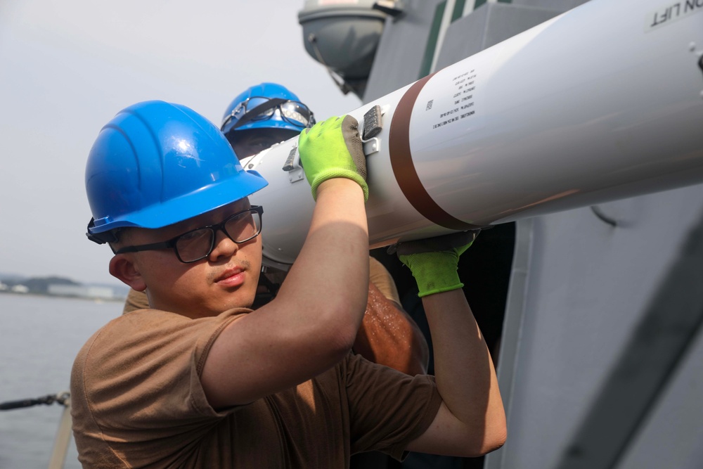 DVIDS - Images - USS Dewey (DDG 105) Conducts Ammunition Onload [Image ...