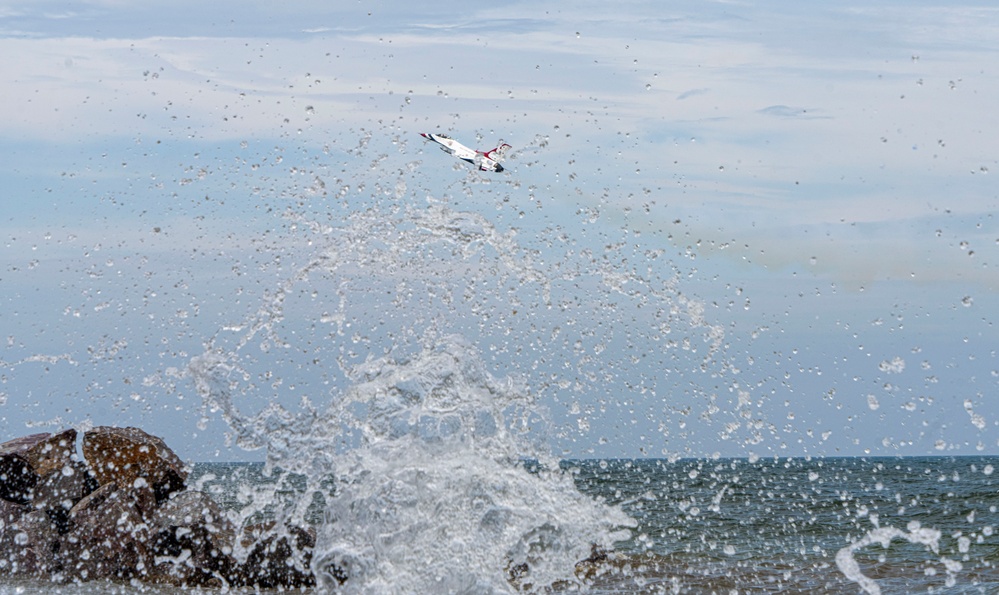 Thunderbirds wow Wisconsin