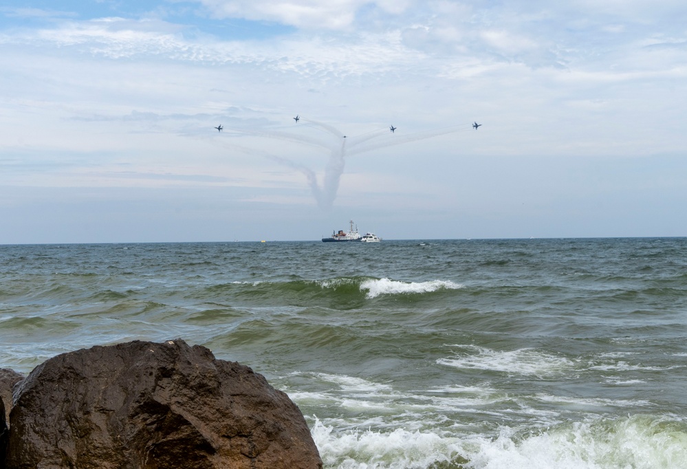 Thunderbirds wow Wisconsin