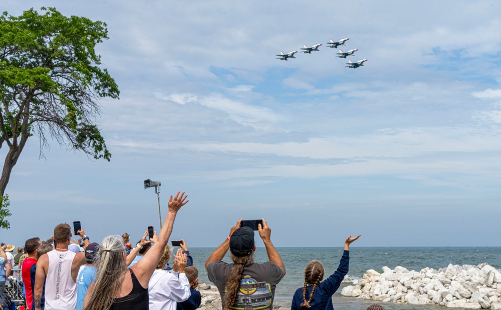 Thunderbirds wow Wisconsin