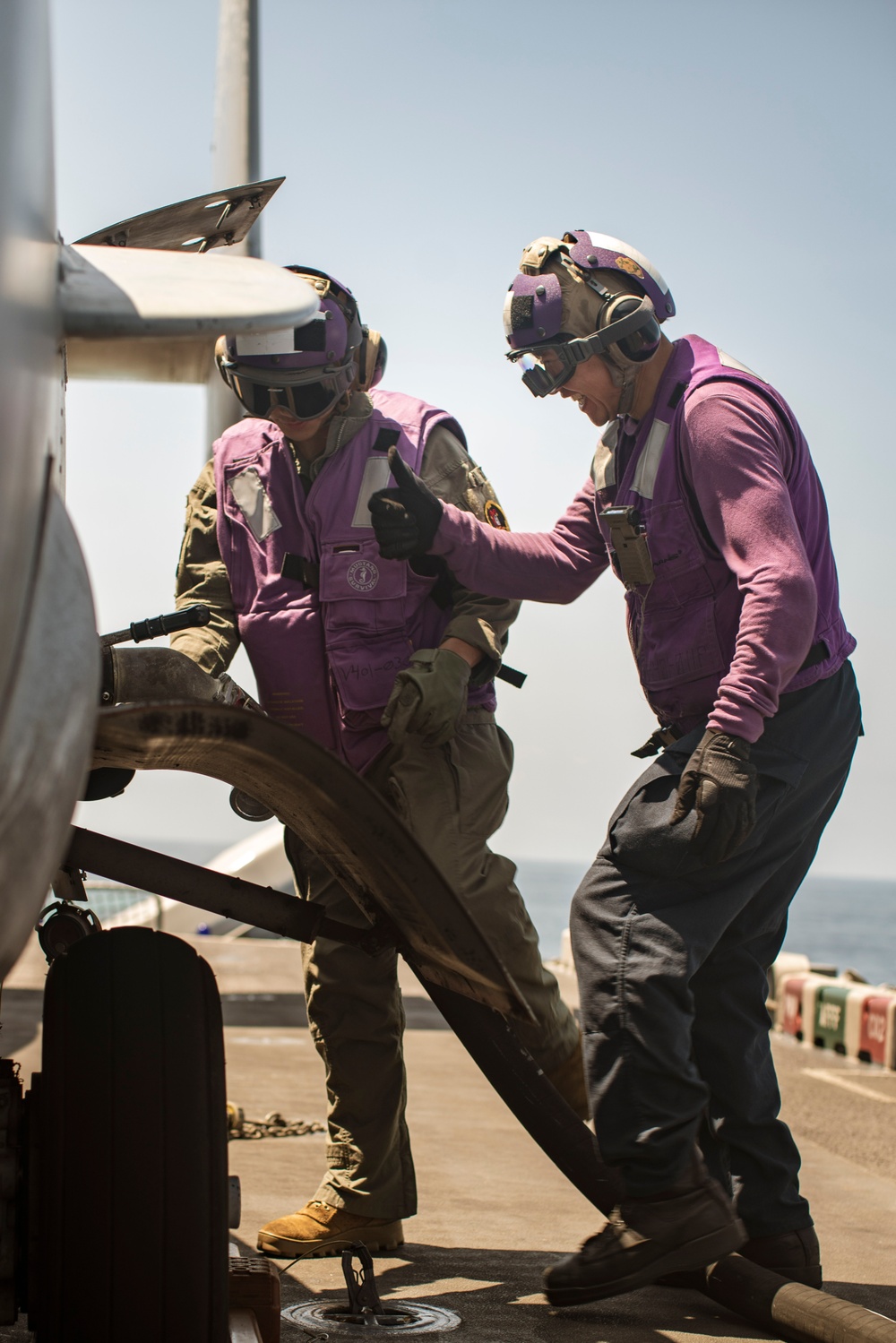 VMM-165 (Rein) and USS Boxer Work Together to Supply Aircraft Fuel