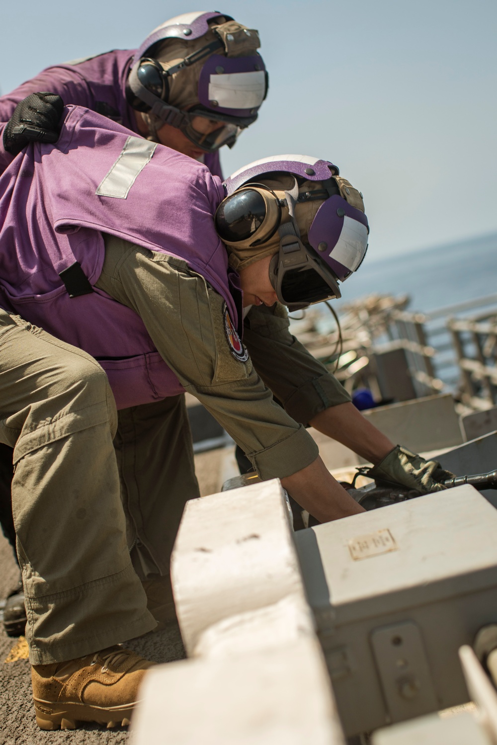 VMM-165 (Rein) and USS Boxer Work Together to Supply Aircraft Fuel