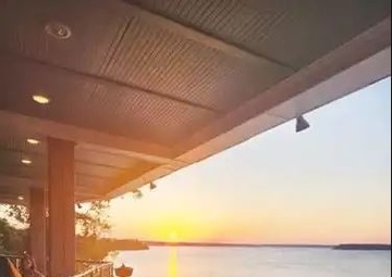 Dead Fish Grill: Come for food, stay for views