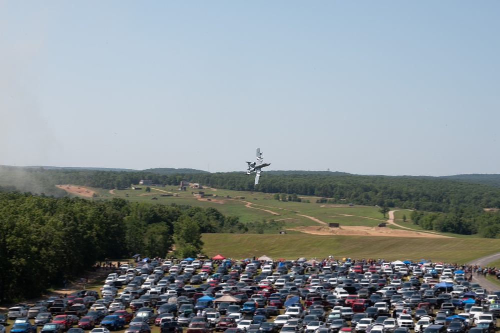 Fort Leonard Wood community gathers to watch aircraft pilots train at Cannon Range