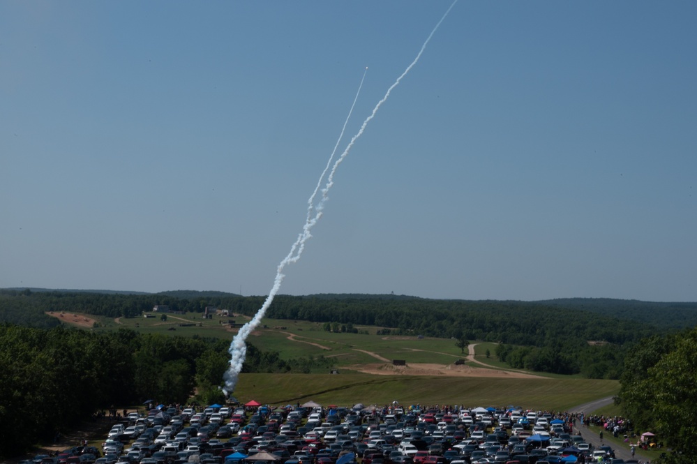 Fort Leonard Wood community gathers to watch aircraft pilots train at Cannon Range