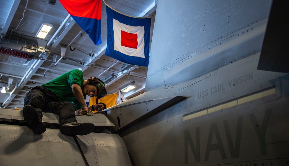 F/A-18E Super Hornet maintenance aboard USS Carl Vinson
