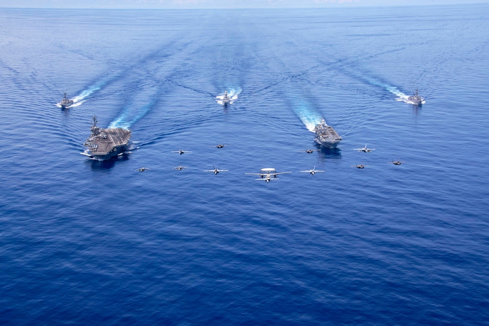 Abraham Lincoln Carrier Strike Group and Cavour Strike Group Sail in the Pacific Ocean