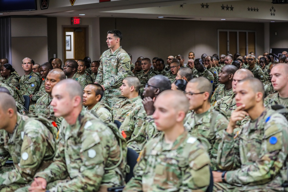 Air Defender Shares Experience with Future Soldier Preparatory Course Trainees