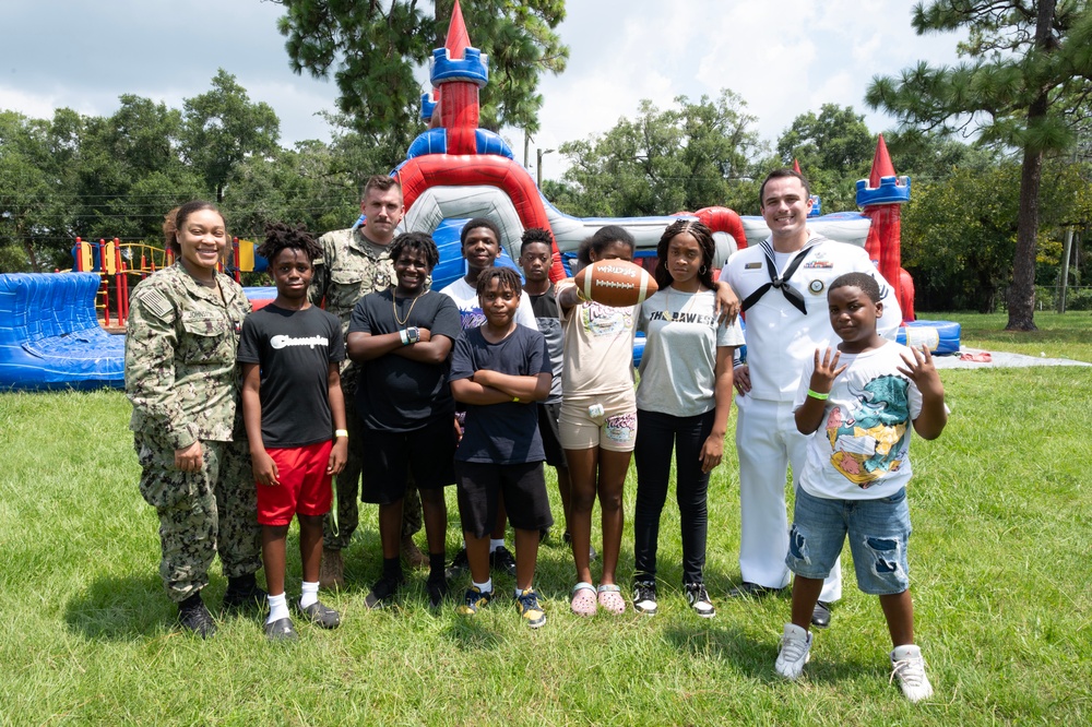 Sailors Volunteer at Tampa Housing Authority’s Back to School Bash