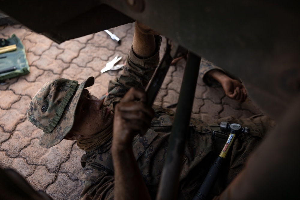 1st LAR Bn. performs vehicle maintenance during Exercise Predator’s Run 24