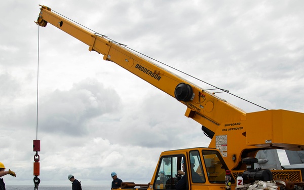 Abraham Lincoln conducts a RAM launcher upload