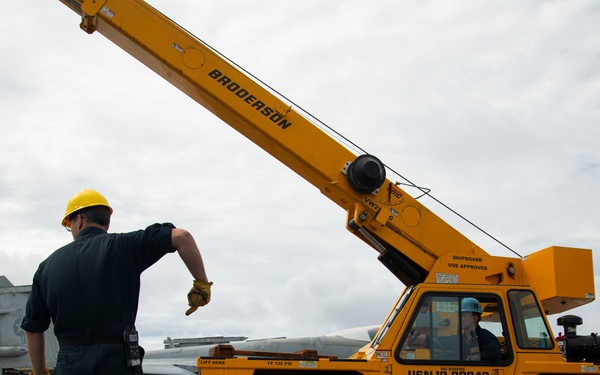Abraham Lincoln conducts a RAM launcher upload