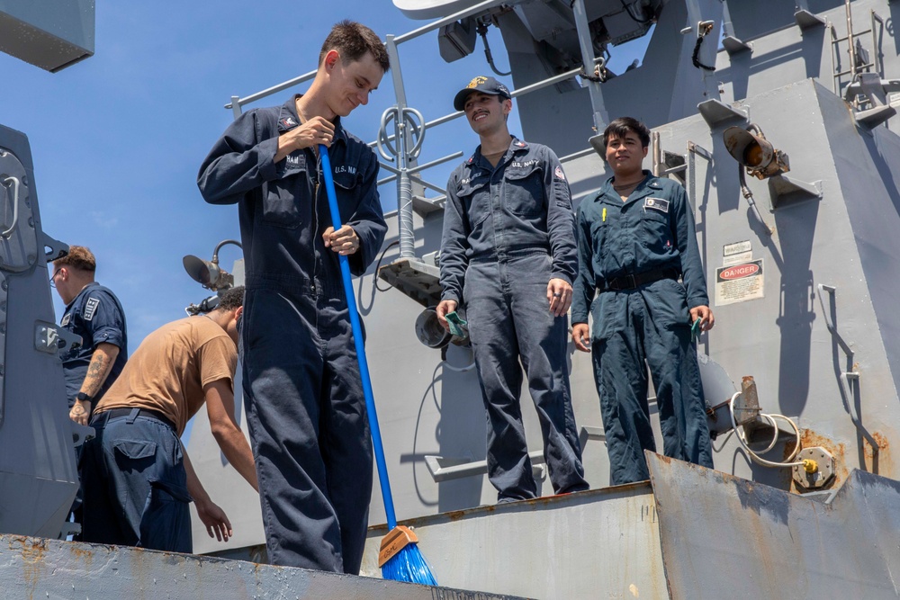 USS Spruance conducts fresh water washdown