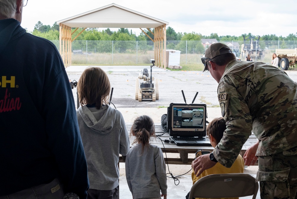 DVIDS – Pictures – 745th Explosive Ordnance Disposal Company hosts a family day (Picture 4 of 8)