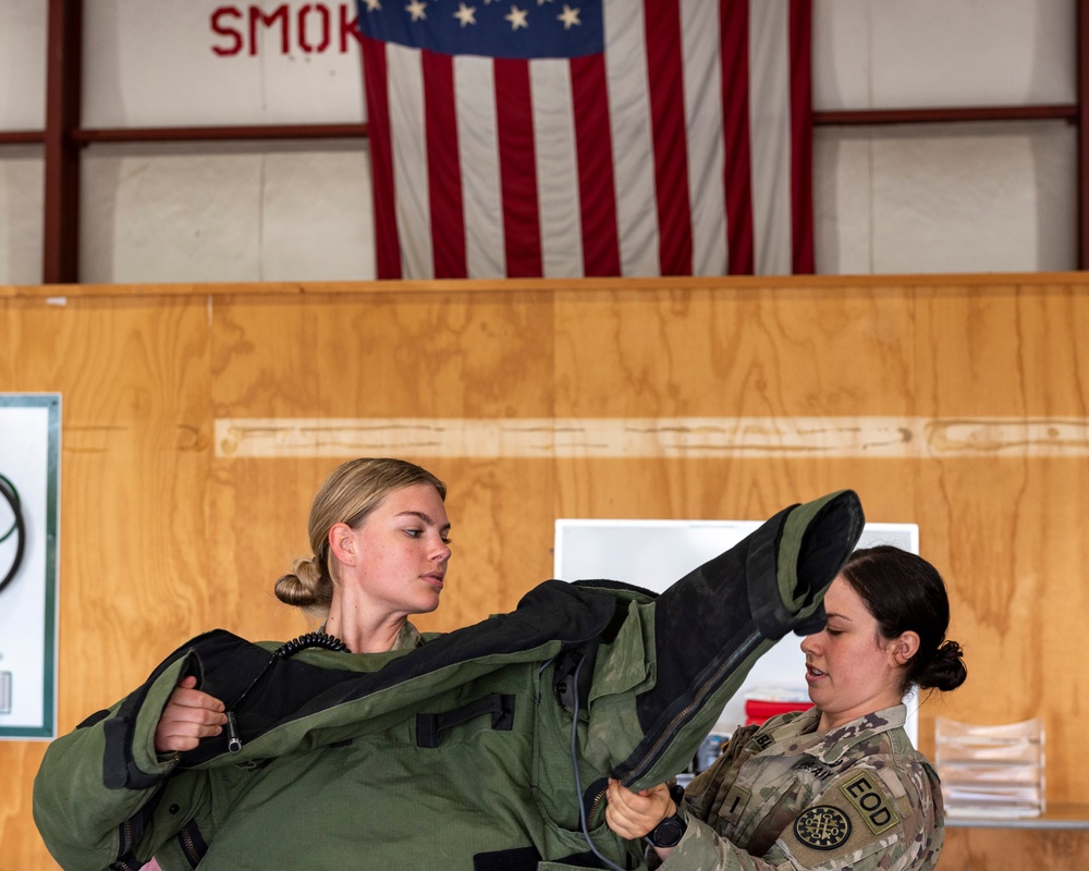 DVIDS – Pictures – 745th Explosive Ordnance Disposal Company hosts a family day (Picture 8 of 8)