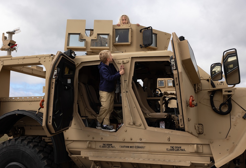 745th  Explosive Ordnance Disposal Company Hosts a Family Day Event