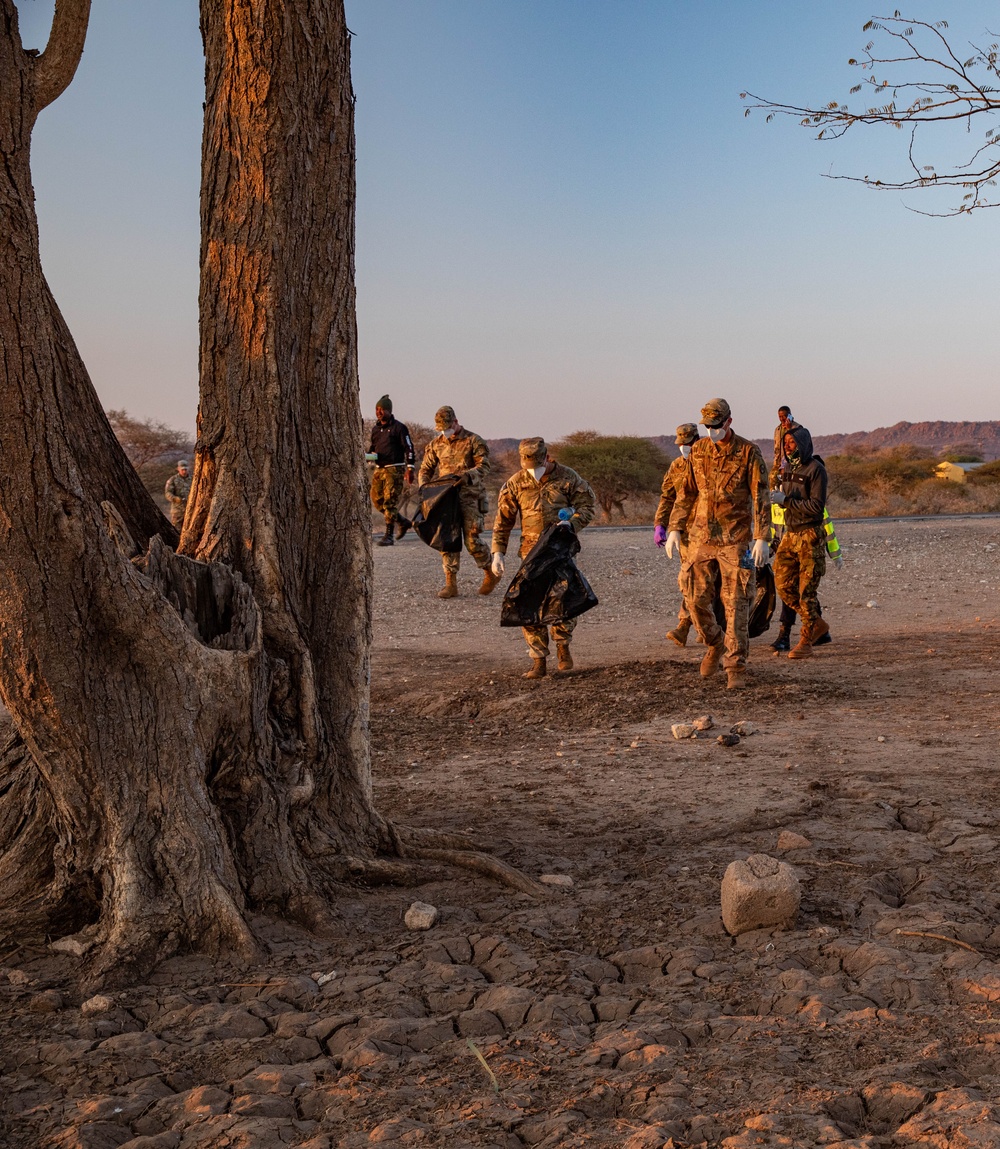 North Carolina National Guard, Botswana Defence Force conduct joint litter clean-up in Shoshong