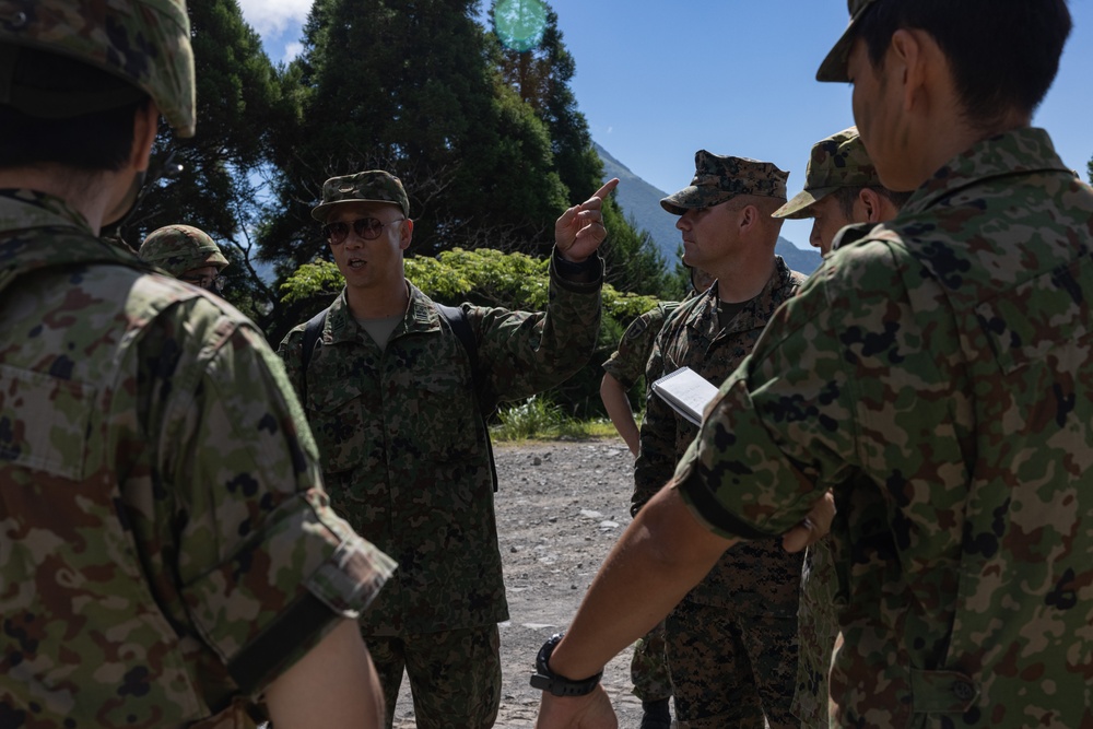 RD 24 | JGSDF 8th Division visits 3/12 HIMARS