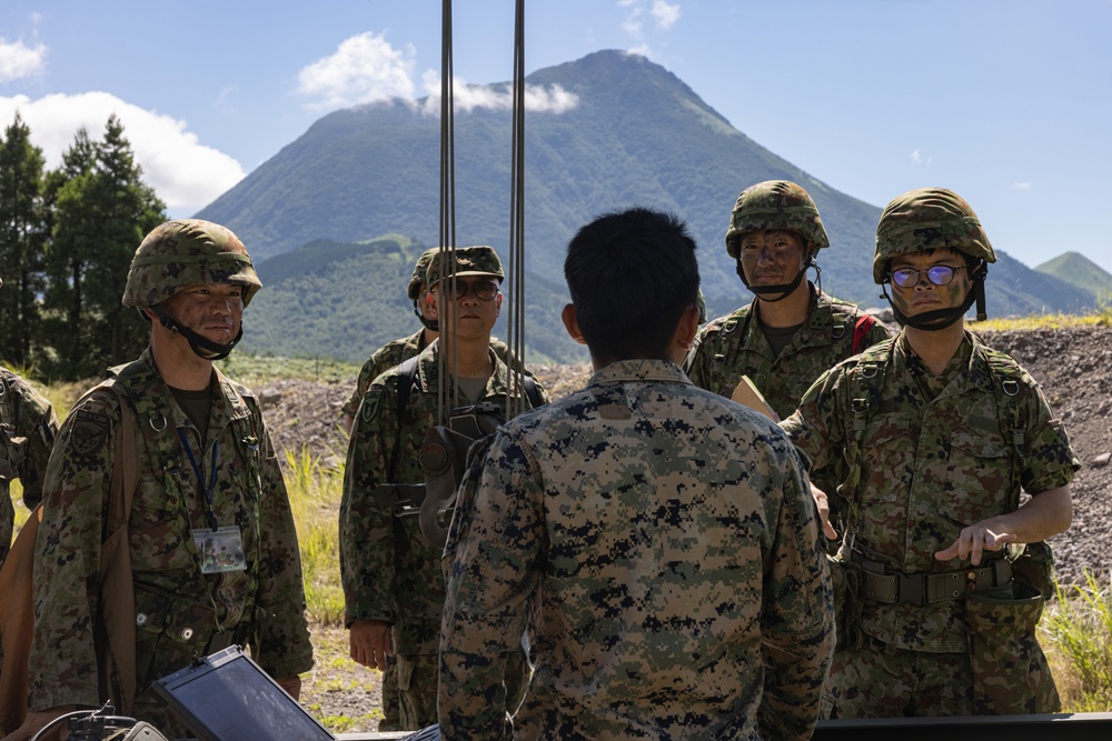RD 24 | JGSDF 8th Division visits 3/12 HIMARS
