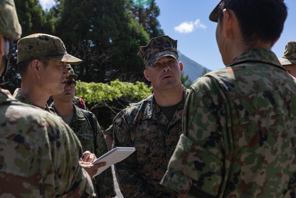 RD 24 | JGSDF 8th Division visits 3/12 HIMARS