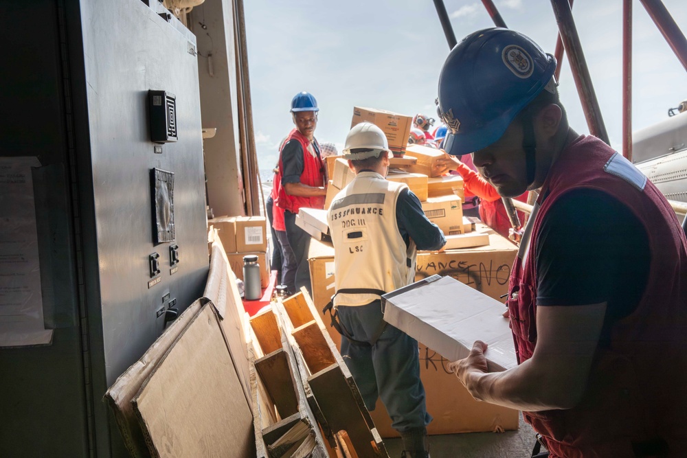 USS Spruance conducts replenishment-at-sea with USS Abraham Lincoln