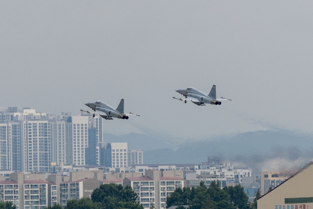 The Fighting Bengals and ROKAF 10th Fighter Wing Fly Out of Suwon, South Korea