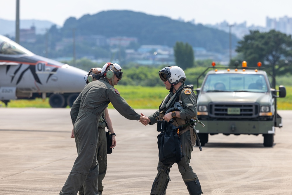 The Fighting Bengals and ROKAF 10th Fighter Wing Fly Out of Suwon, South Korea