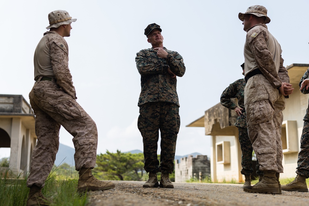 Lt. Gen. Turner visits III MEF Marines during a training exercise