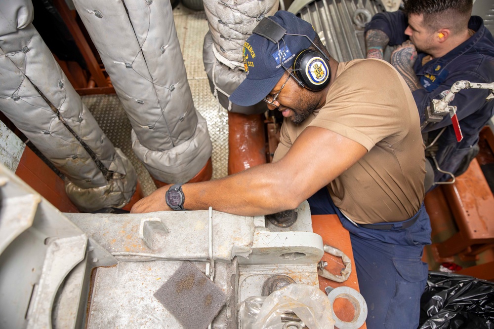 USS Spruance conducts seawater condenser maintenance