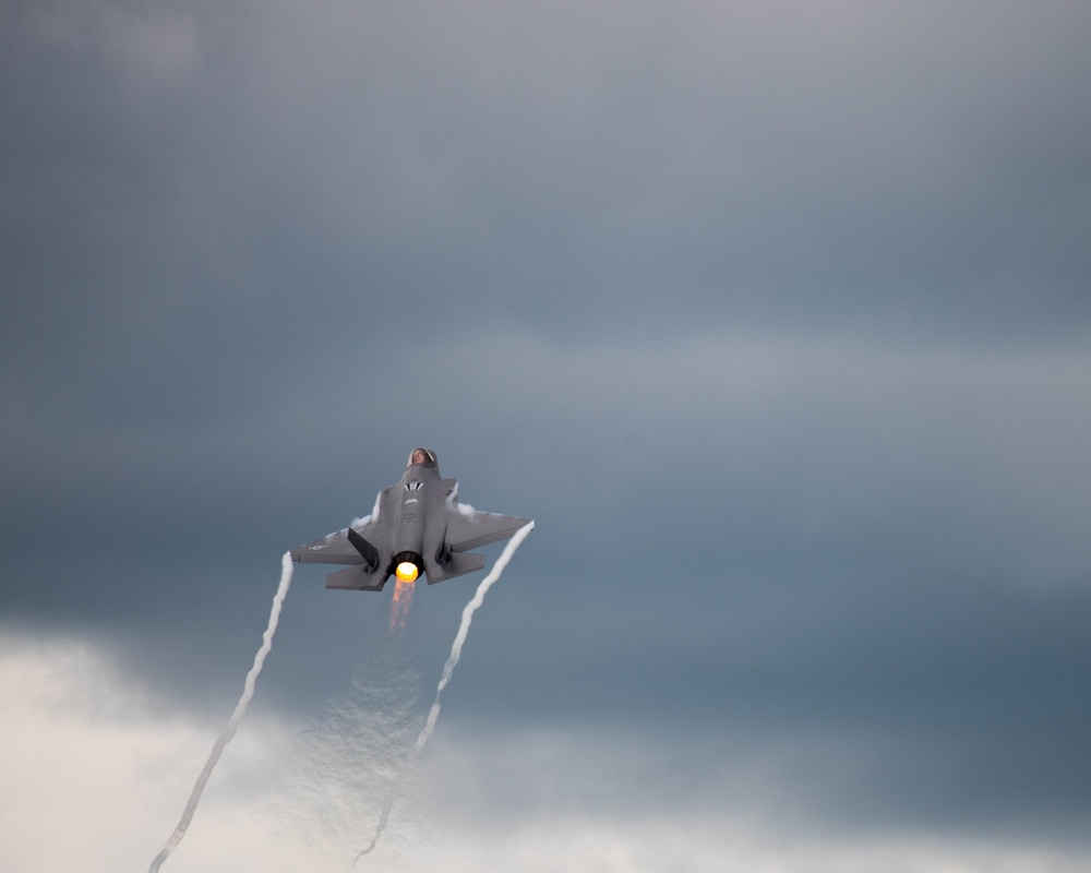 F-16 and F-35 Aircraft Demonstrate Air Superiority During Northern Lightning