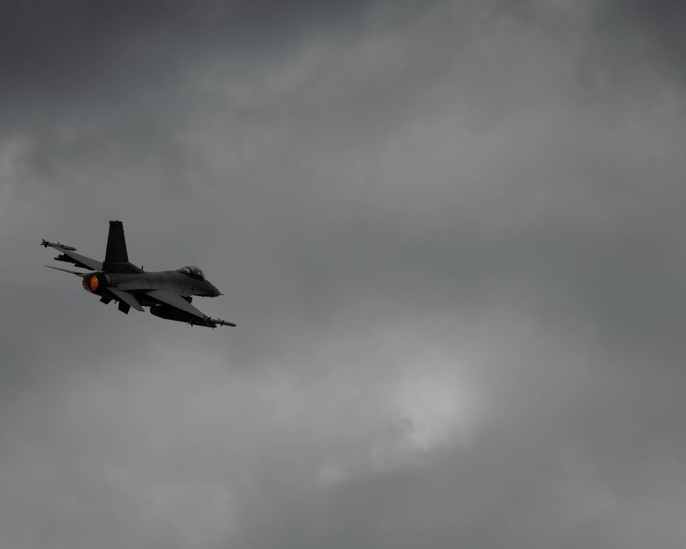 F-16 and F-35 Aircraft Demonstrate Air Superiority During Northern Lightning