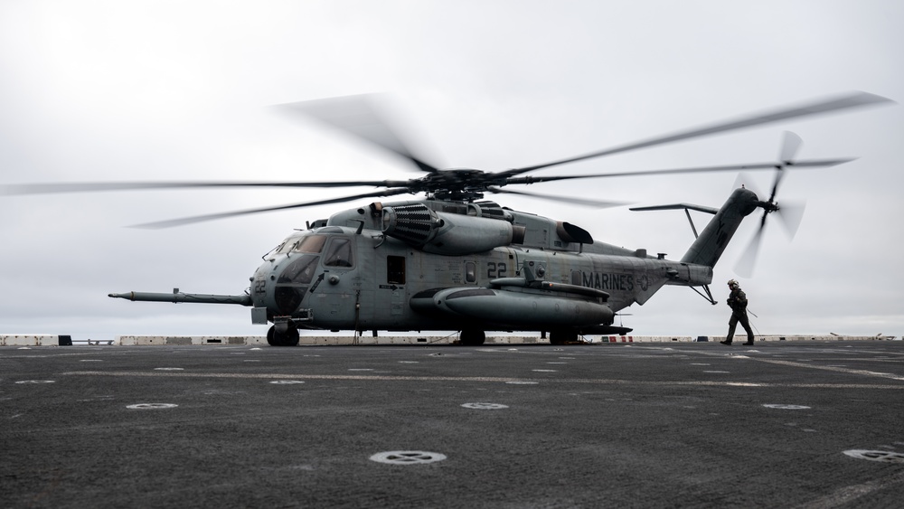 VMM 165 departs from USS Somerset (LPD 25)