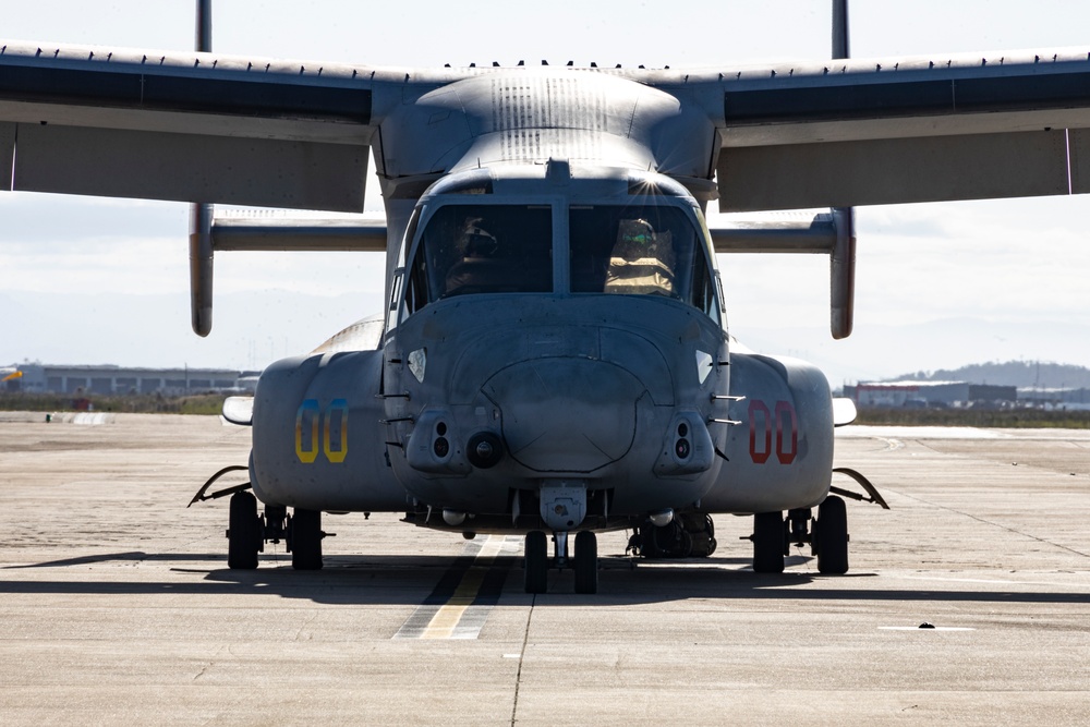 MRF-D 24.3: VMM-268 (Rein.) Marines embark HMAS Canberra landing helicopter dock