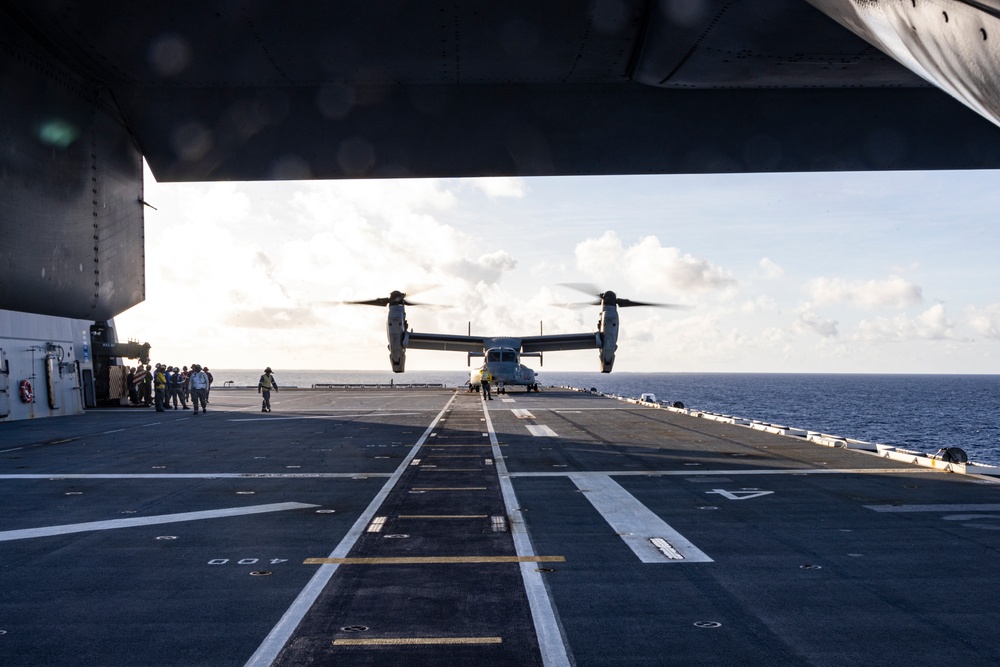 MRF-D 24.3: VMM-268 (Rein.) Marines embark HMAS Canberra landing helicopter dock