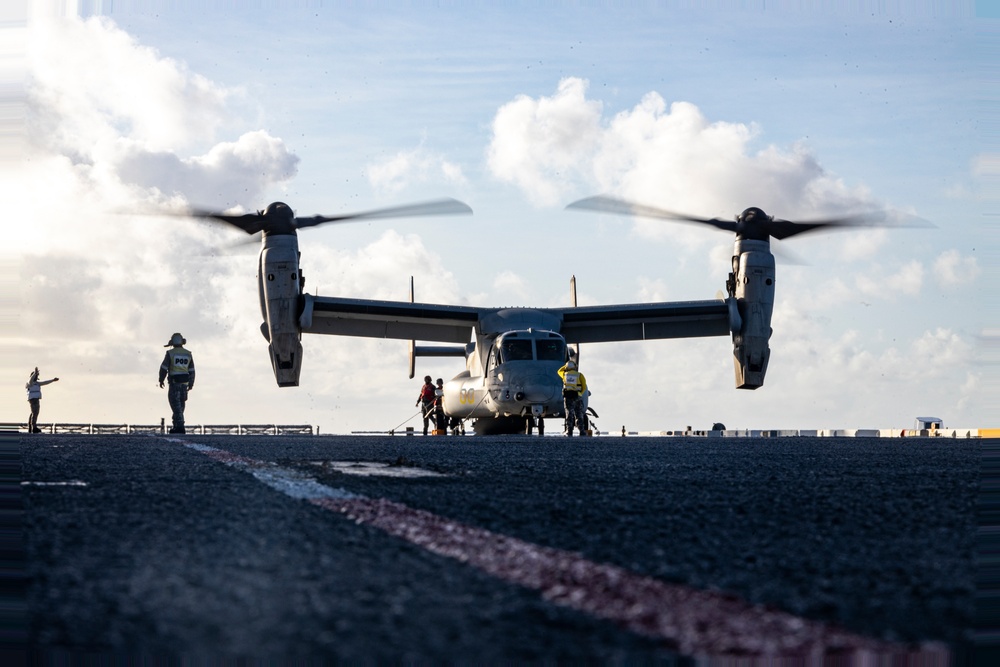 MRF-D 24.3: VMM-268 (Rein.) Marines embark HMAS Canberra landing helicopter dock