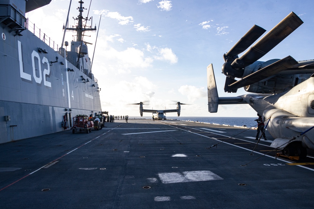 MRF-D 24.3: VMM-268 (Rein.) Marines embark HMAS Canberra landing helicopter dock