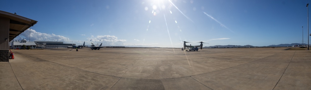 MRF-D 24.3: VMM-268 (Rein.) Marines embark HMAS Canberra landing helicopter dock