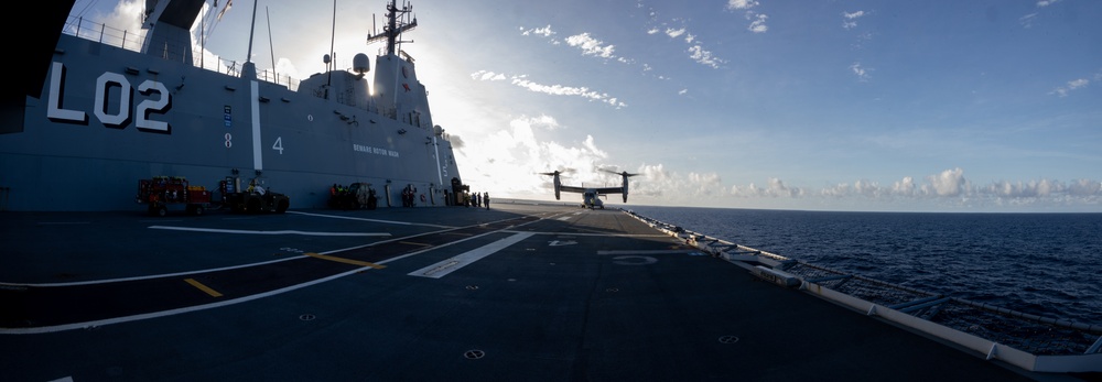 MRF-D 24.3: VMM-268 (Rein.) Marines embark HMAS Canberra landing helicopter dock