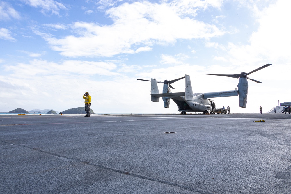 MRF-D 24.3: VMM-268 (Rein.) MV-22B Ospreys fly with Australian Army 5AVN CH-47F Chinooks