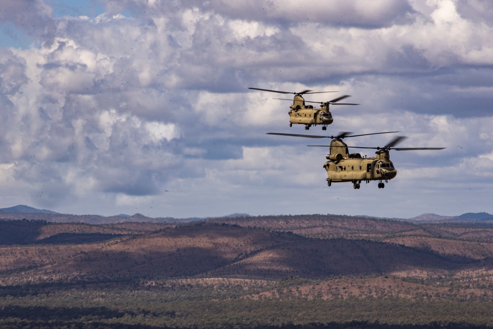 MRF-D 24.3: VMM-268 (Rein.) MV-22B Ospreys fly with Australian Army 5AVN CH-47F Chinooks