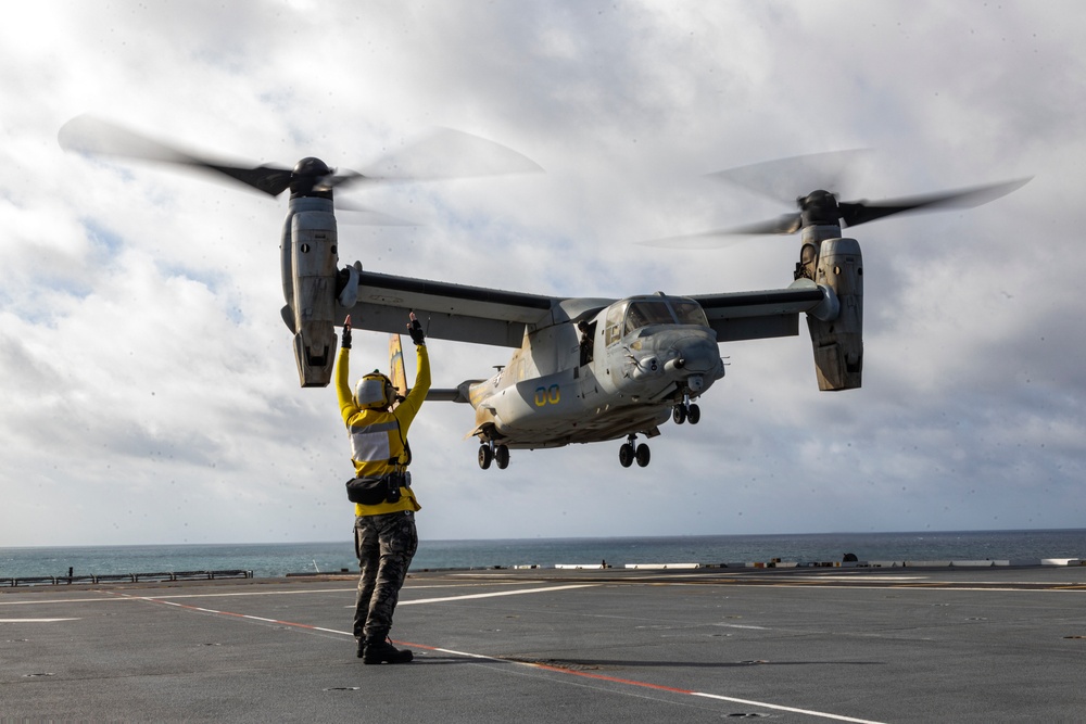 MRF-D 24.3: VMM-268 (Rein.) MV-22B Ospreys fly with Australian Army 5AVN CH-47F Chinooks