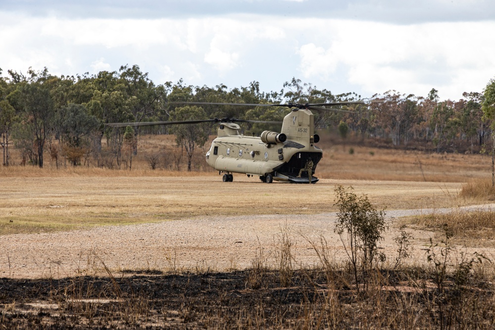 MRF-D 24.3: VMM-268 (Rein.) MV-22B Ospreys fly with Australian Army 5AVN CH-47F Chinooks