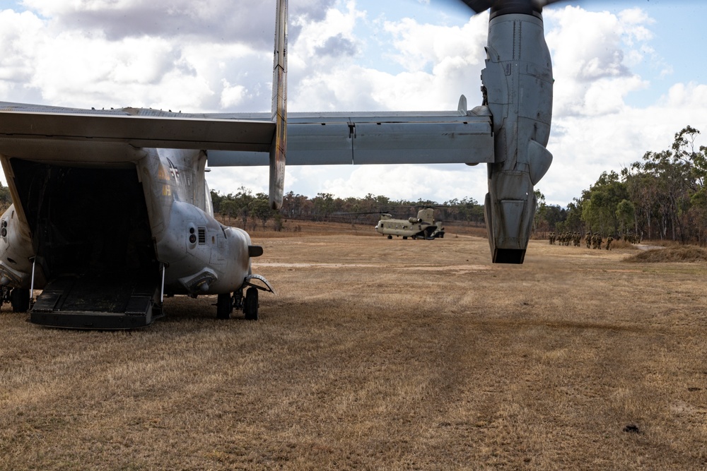 MRF-D 24.3: VMM-268 (Rein.) MV-22B Ospreys fly with Australian Army 5AVN CH-47F Chinooks