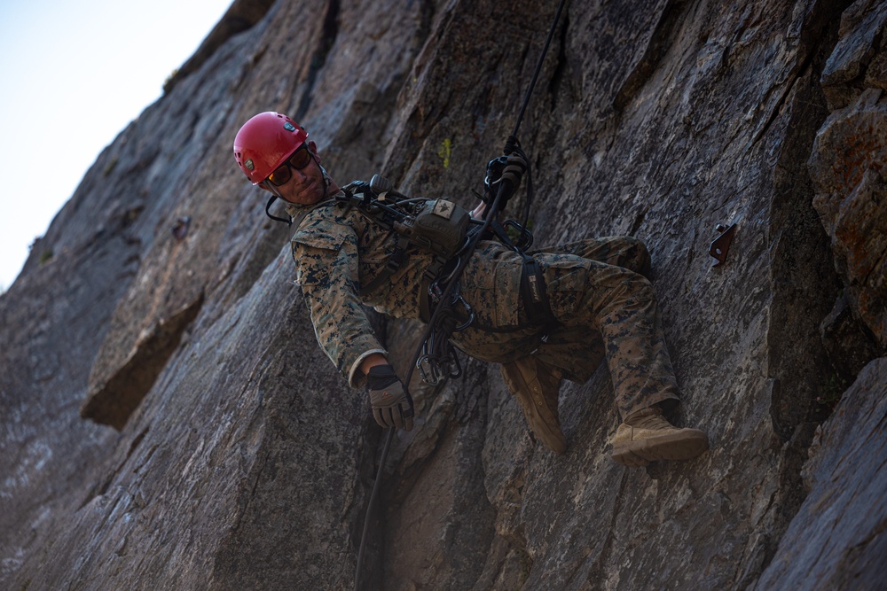 1st Reconnaissance Battalion practices rappelling techniques during MTX 5-24