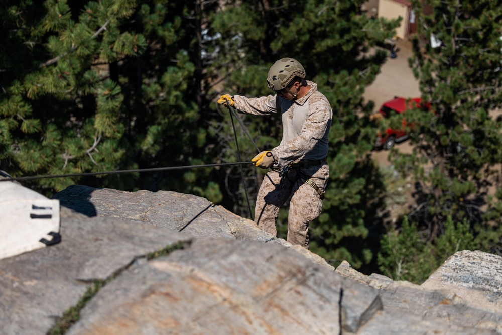 1st Reconnaissance Battalion practices rappelling techniques during MTX 5-24