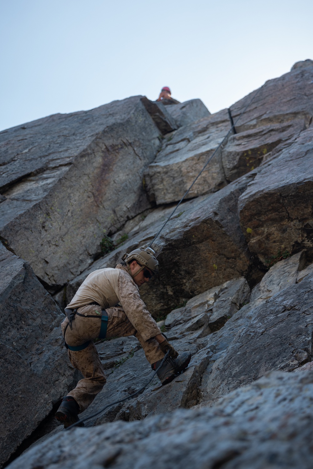 1st Reconnaissance Battalion practices rappelling techniques during MTX 5-24