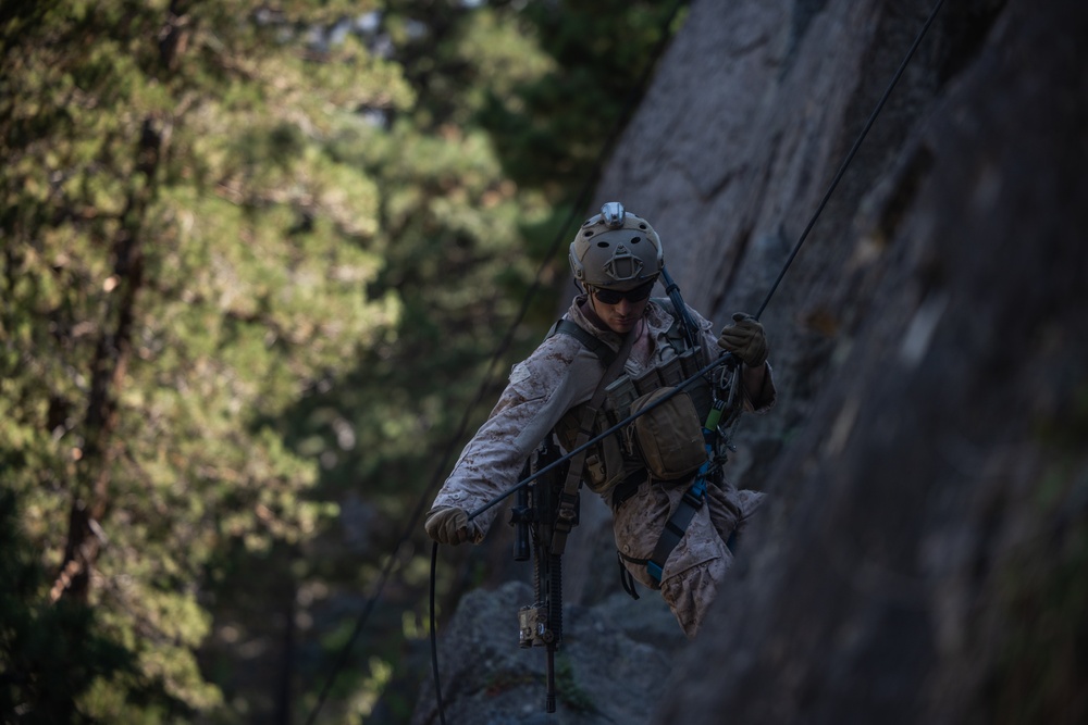 1st Reconnaissance Battalion practices rappelling techniques during MTX 5-24