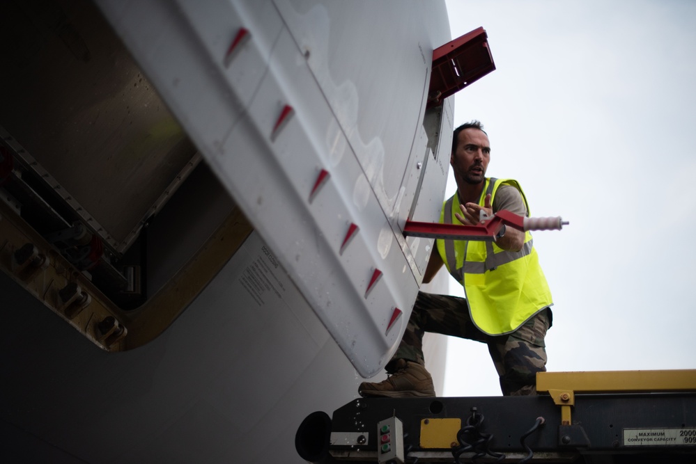 730 AMS assists in the crew changeover of French navy frigate Bretagne