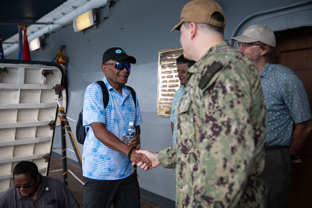 Distinguished Visitors Meet with Vice Adm. Kacher aboard USS Blue Ridge