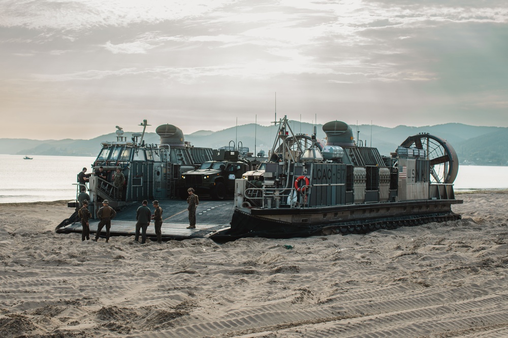 15th MEU Marines Arrive in Korea Through Ship-to-Shore Movements